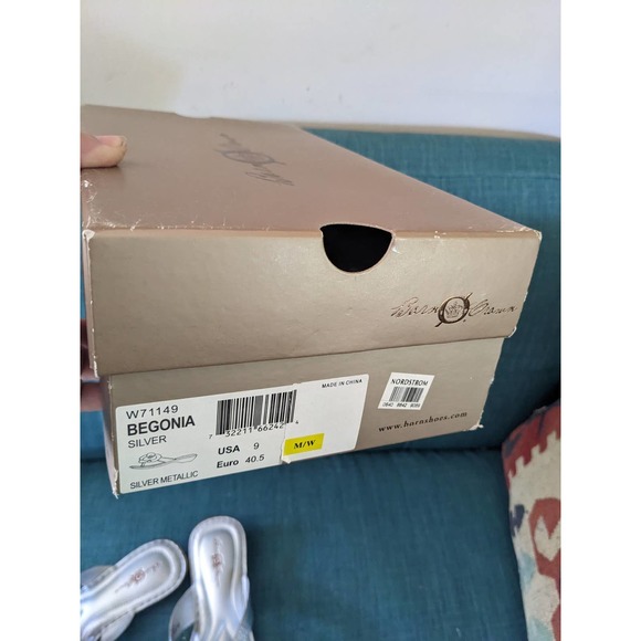 Born Silver Sandals with Shiny Strap and Elegant Ornament - Picture 9 of 10